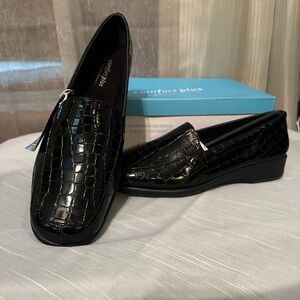 NIB Women’s comfort plus faux croc black loafers